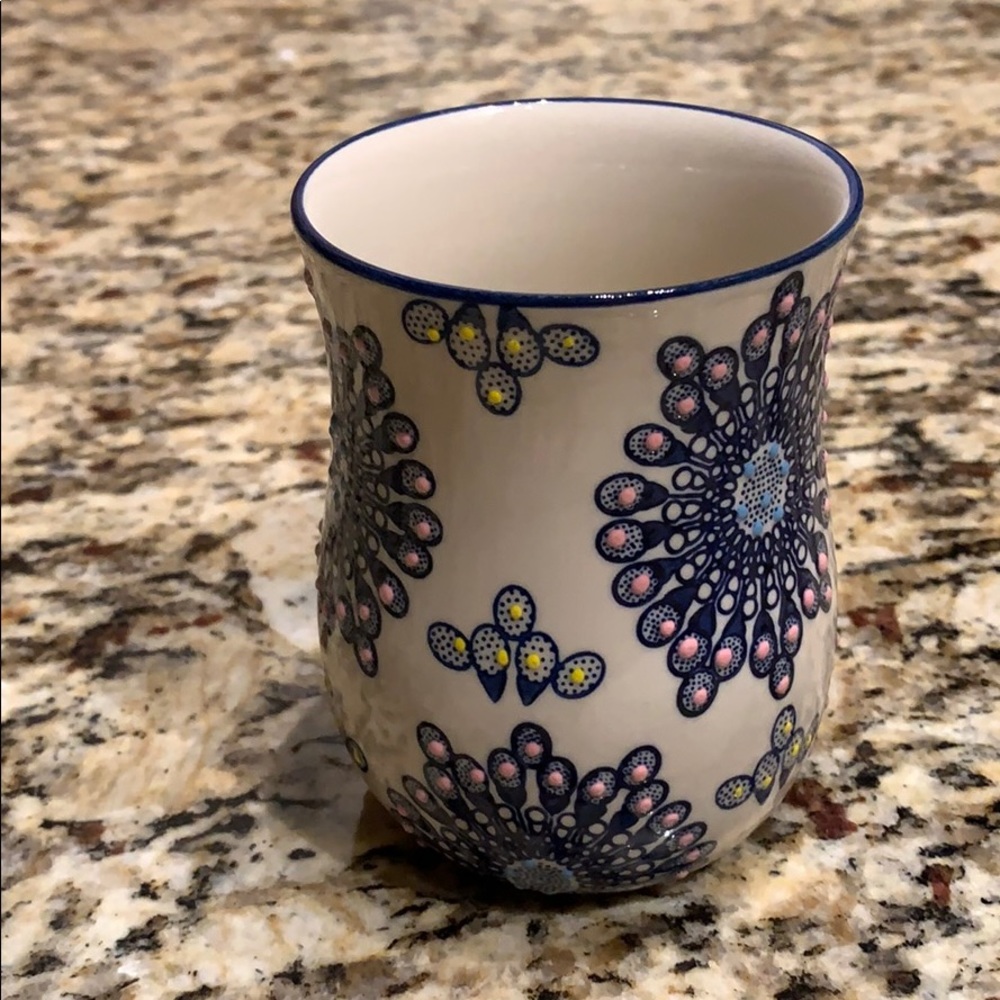 Cute jar/vase/pencil holder. 4.5” tall by 3” wide